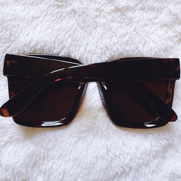 Liora Tortoise Brown Oversized Bold Sunglasses - Picture 13 of 13